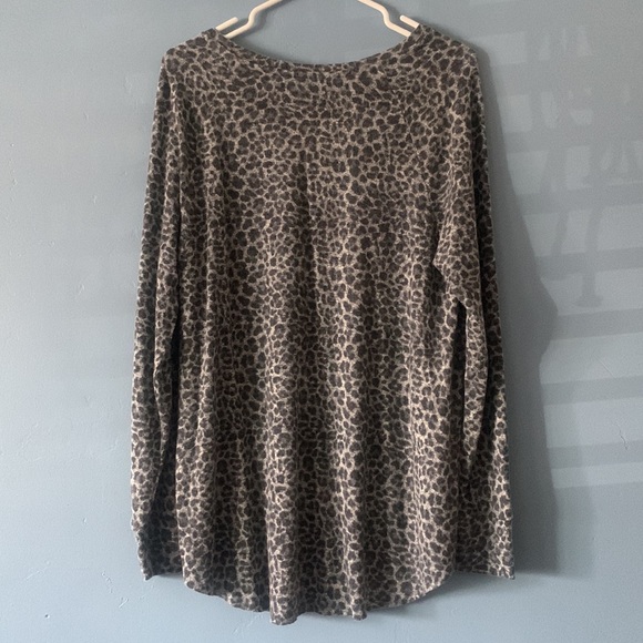 Extra soft Grayson/Threads Grey Cheetah Print Sweater - Picture 4 of 4